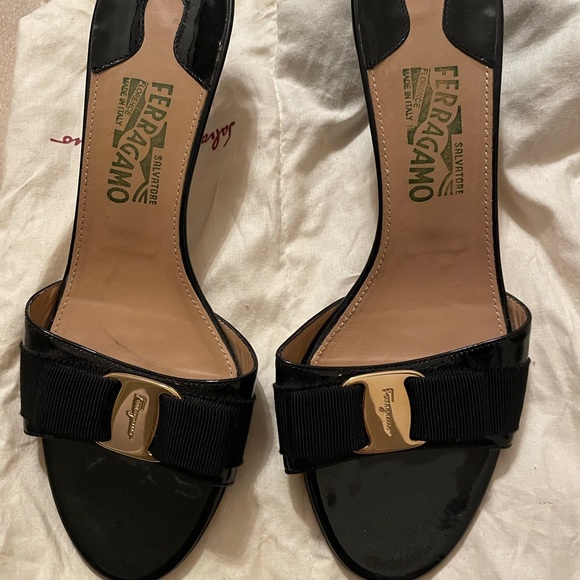 SALVATORE FERRAGAMO VARA GLORY BLACK SANDALS HEELS SZ 9 - Picture 5 of 5